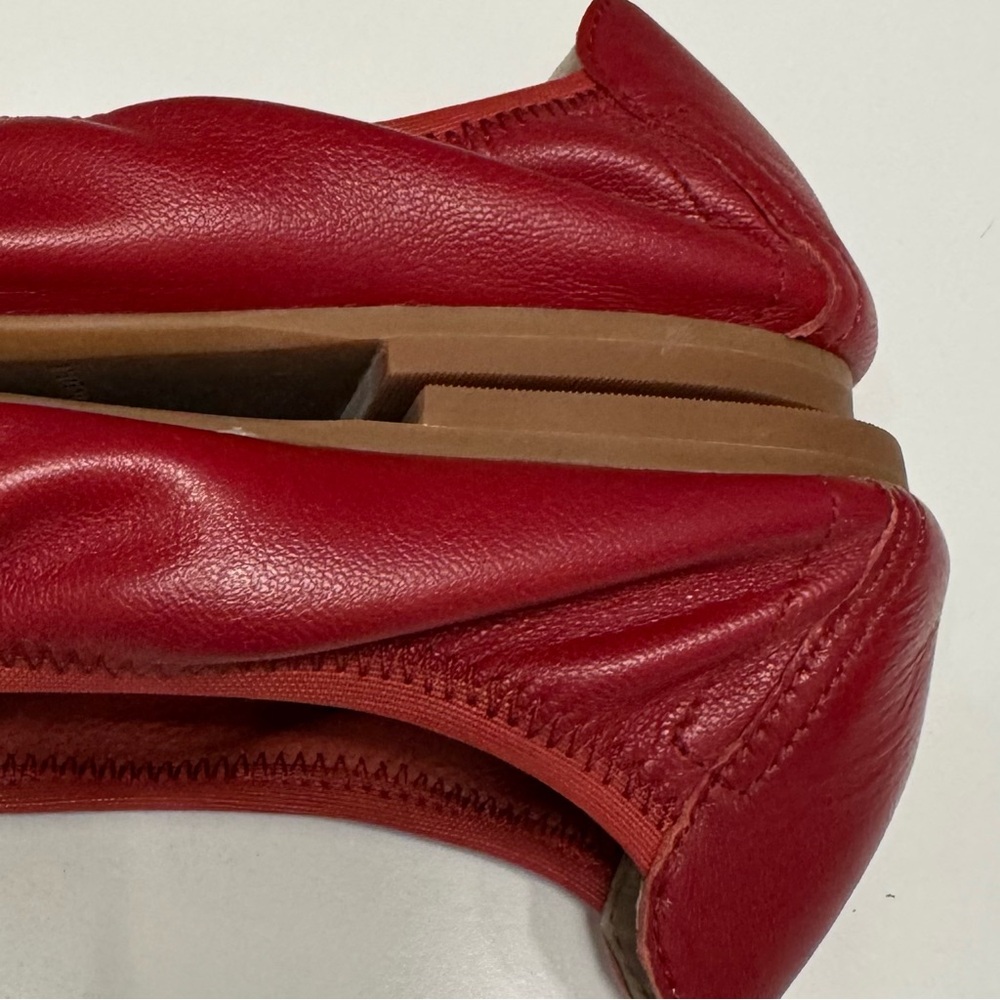 NWOB Blondo Waterproof Women's Red Leather Flats Size 8.5M - Picture 7 of 12